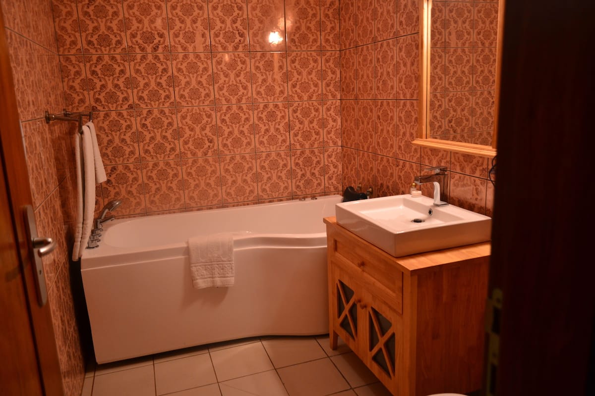 deluxe room | bathroom | free toiletries, hair dryer, towels