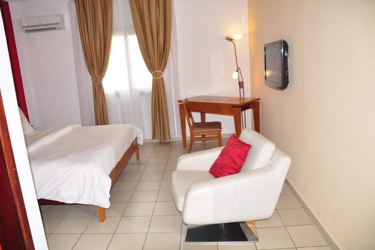 deluxe room | egyptian cotton sheets, premium bedding, in-room safe, desk