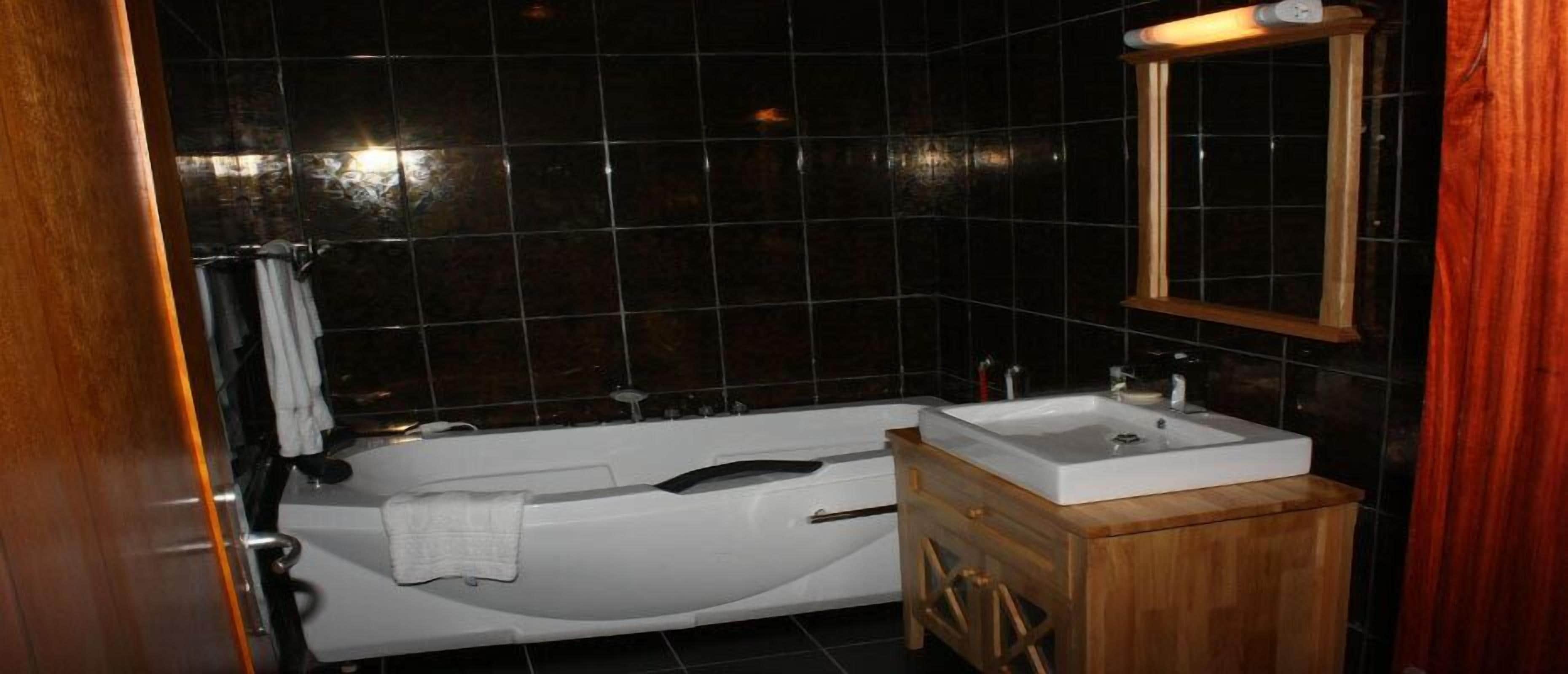 standard room, 1 double bed | bathroom | free toiletries, hair dryer, towels