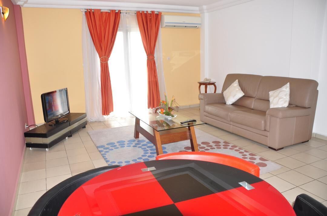 suite | living area | flat-screen tv