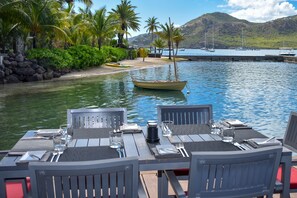 Se sirven comidas, cenas y cocina internacional con vista a la playa