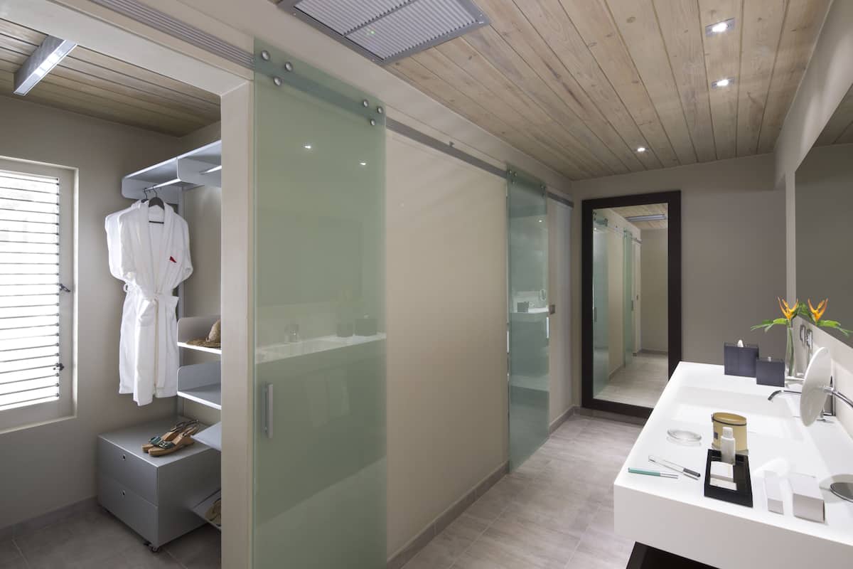 Deluxe Suite, 1 Bedroom, Balcony, Marina View | Bathroom sink