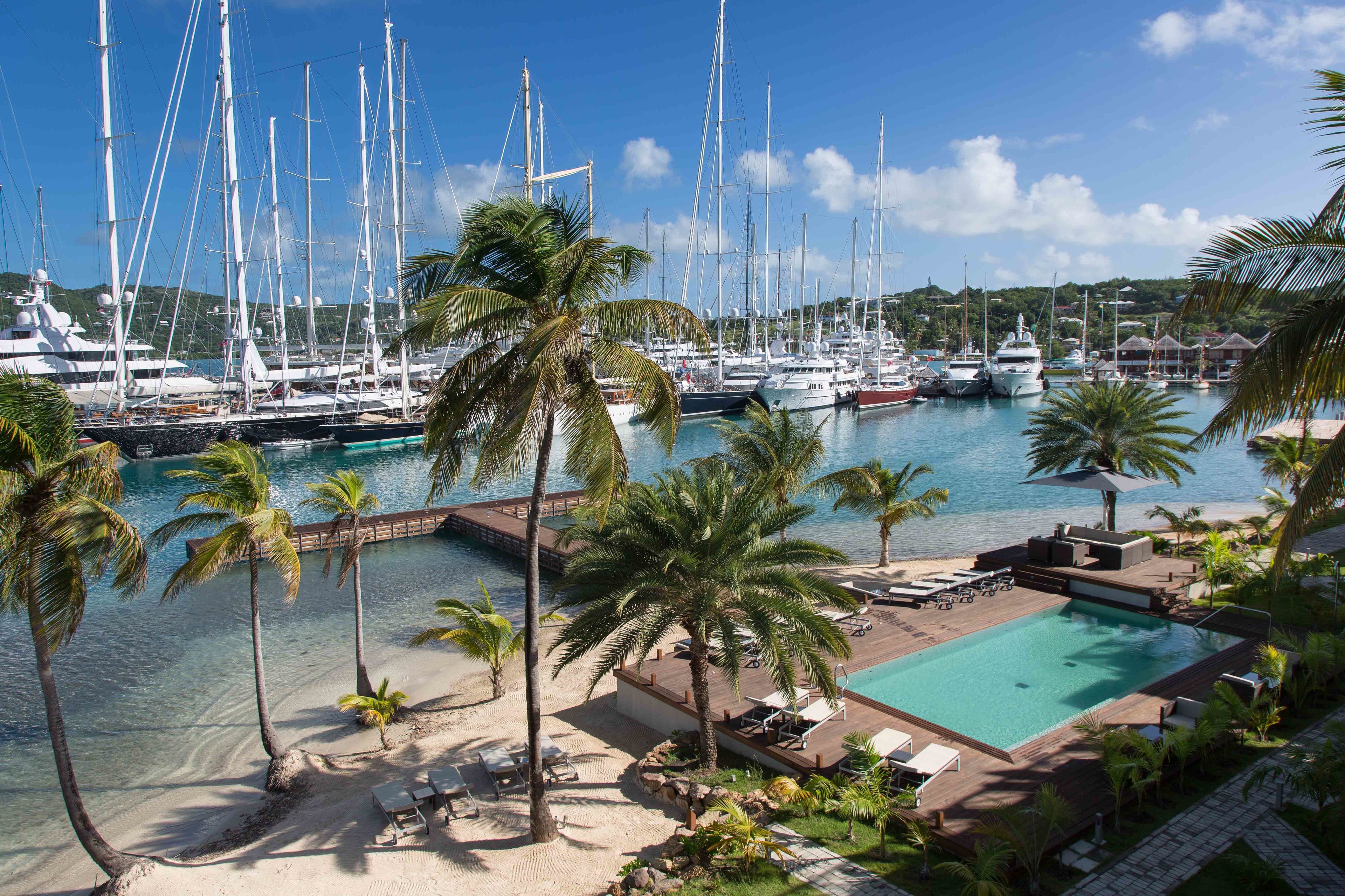 Alberca al aire libre y camastros 