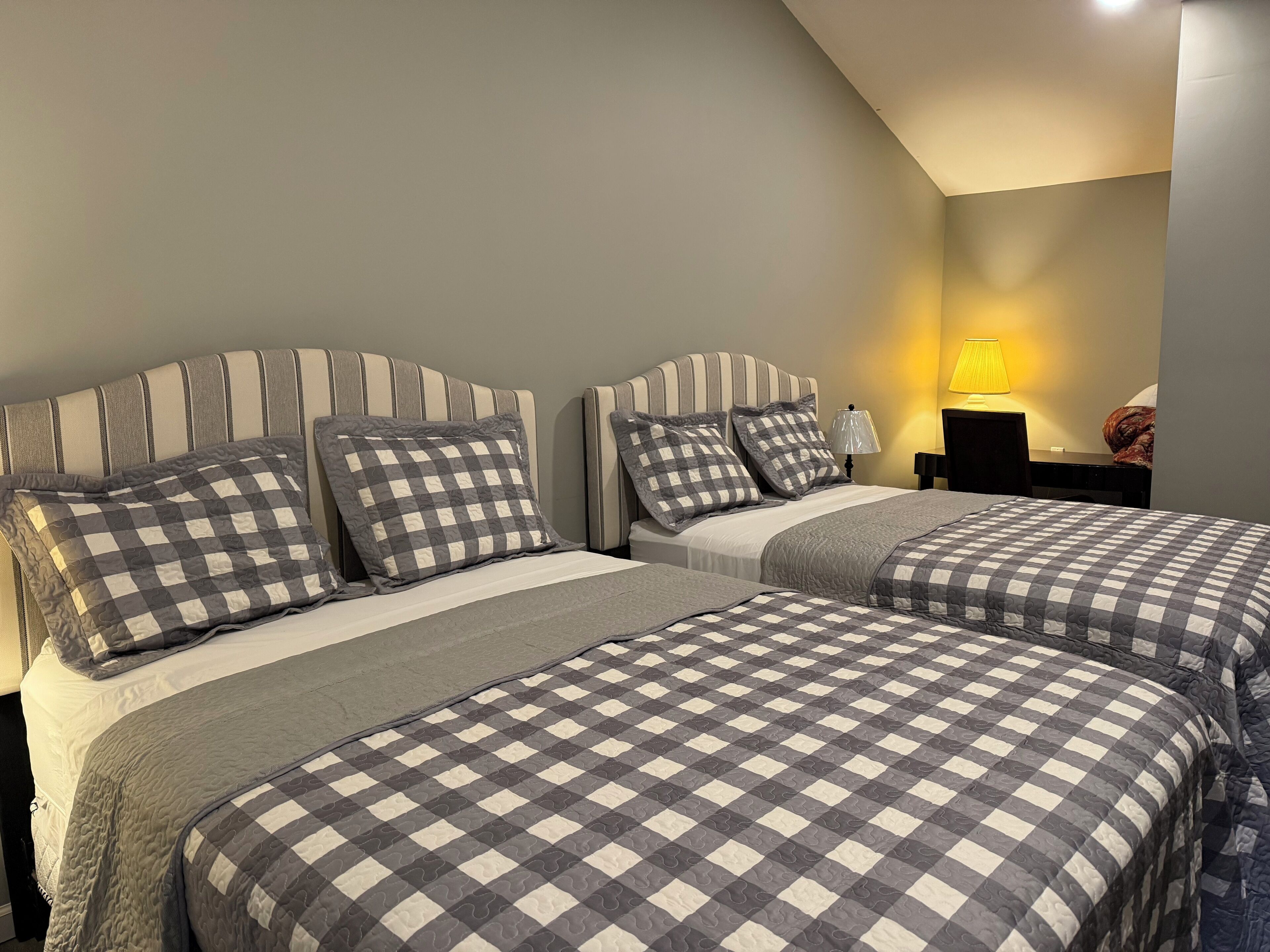 Een kluis op de kamer, een bureau, een strijkplank/strijkijzer