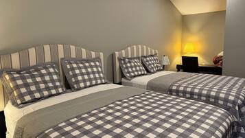 Een kluis op de kamer, een bureau, een strijkplank/strijkijzer