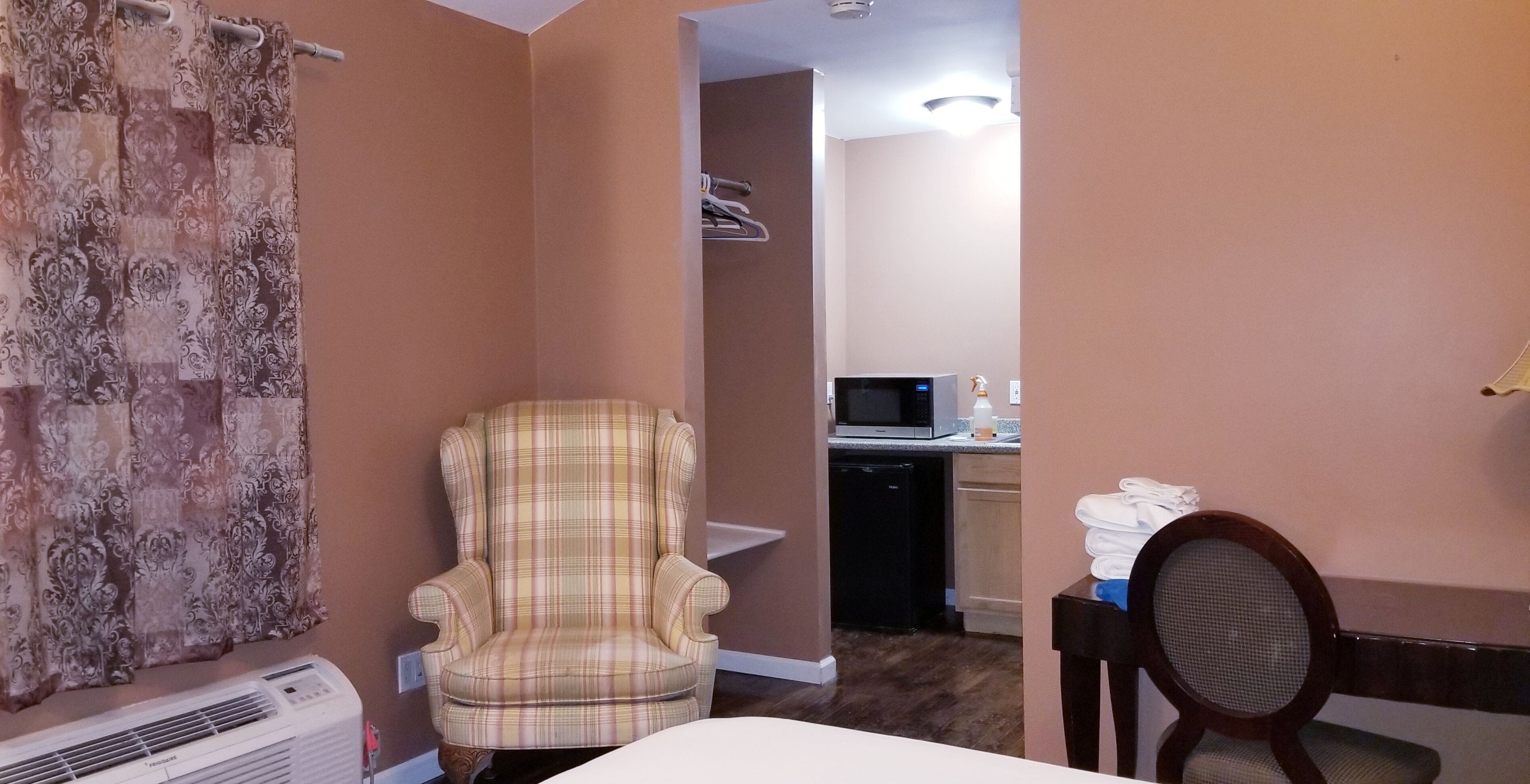 Rainfall showerhead, hair dryer, towels