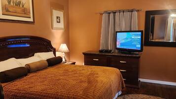 Een kluis op de kamer, een bureau, een strijkplank/strijkijzer