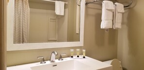 Chambre Deluxe, 2 grands lits | Salle de bain