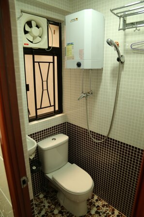 Shower, hair dryer, slippers, towels - New Tokyo Hostel (Kowloon)