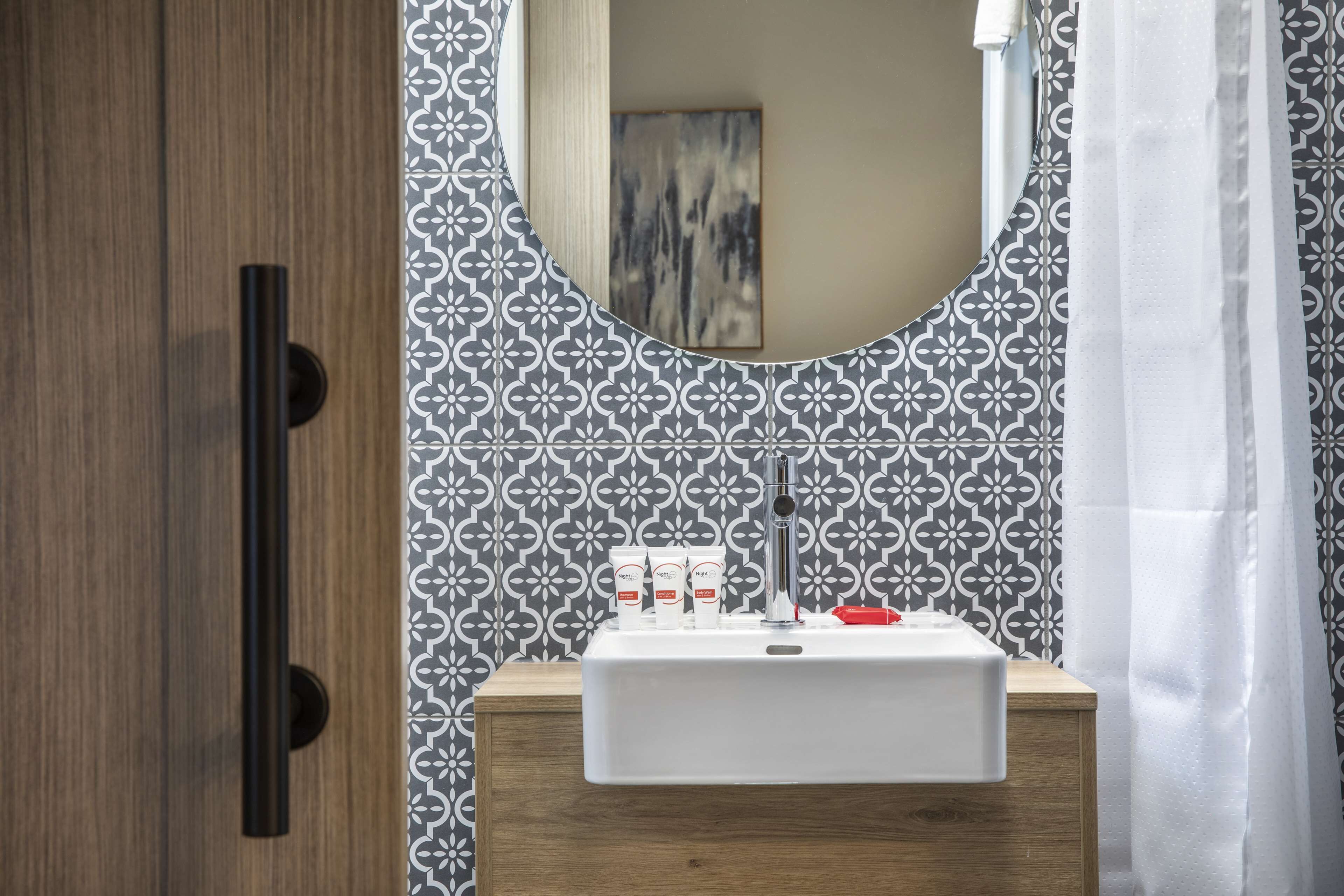 shower, free toiletries, towels