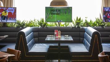 Déjeuner et dßner servis sur place, spécialités Cuisine locale