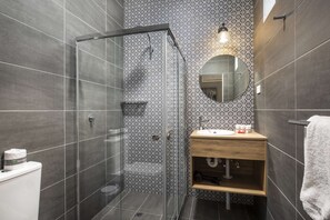 Shower, free toiletries, towels