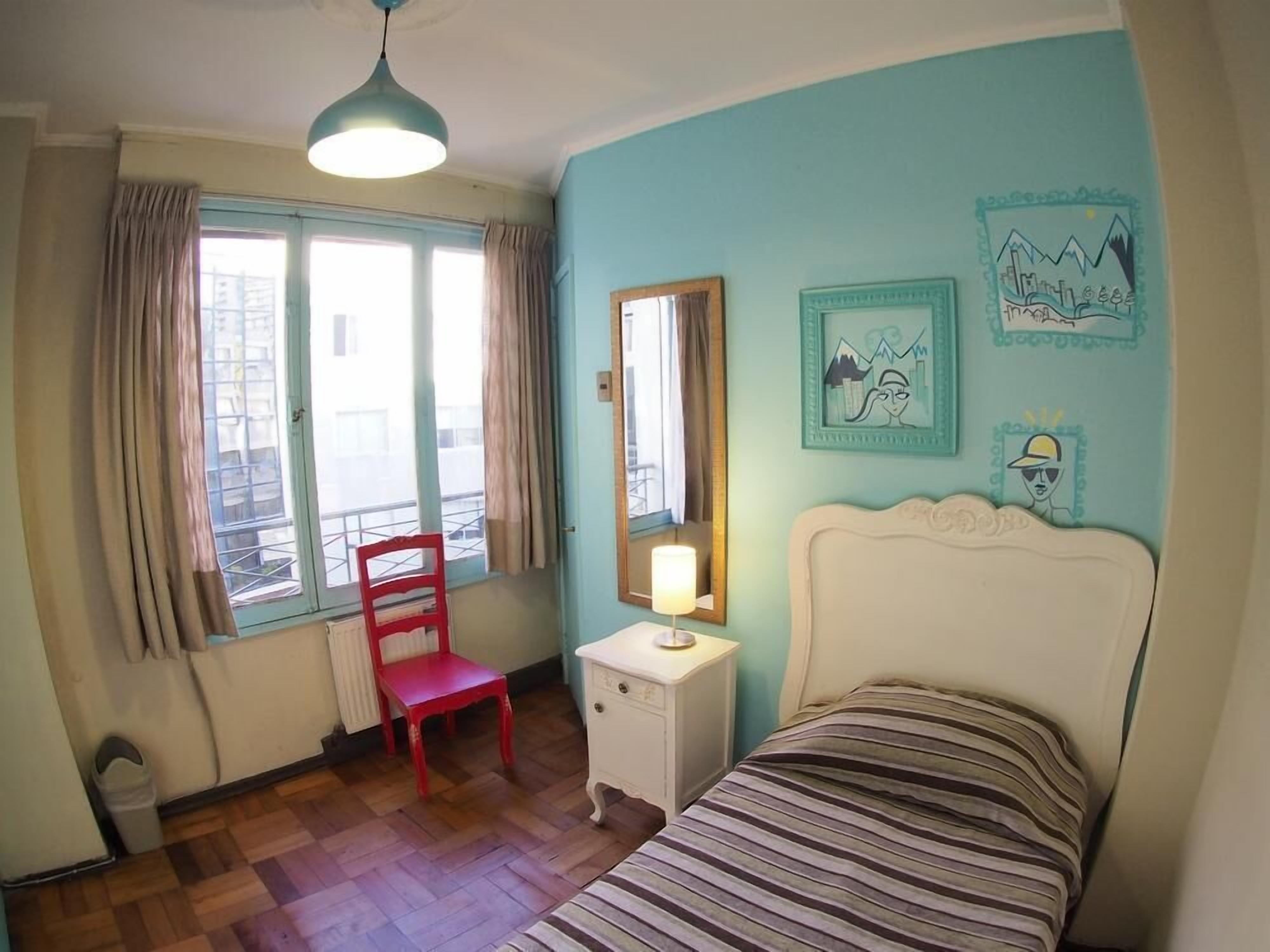 Espacio para trabajar con laptop, wifi gratis y ropa de cama 