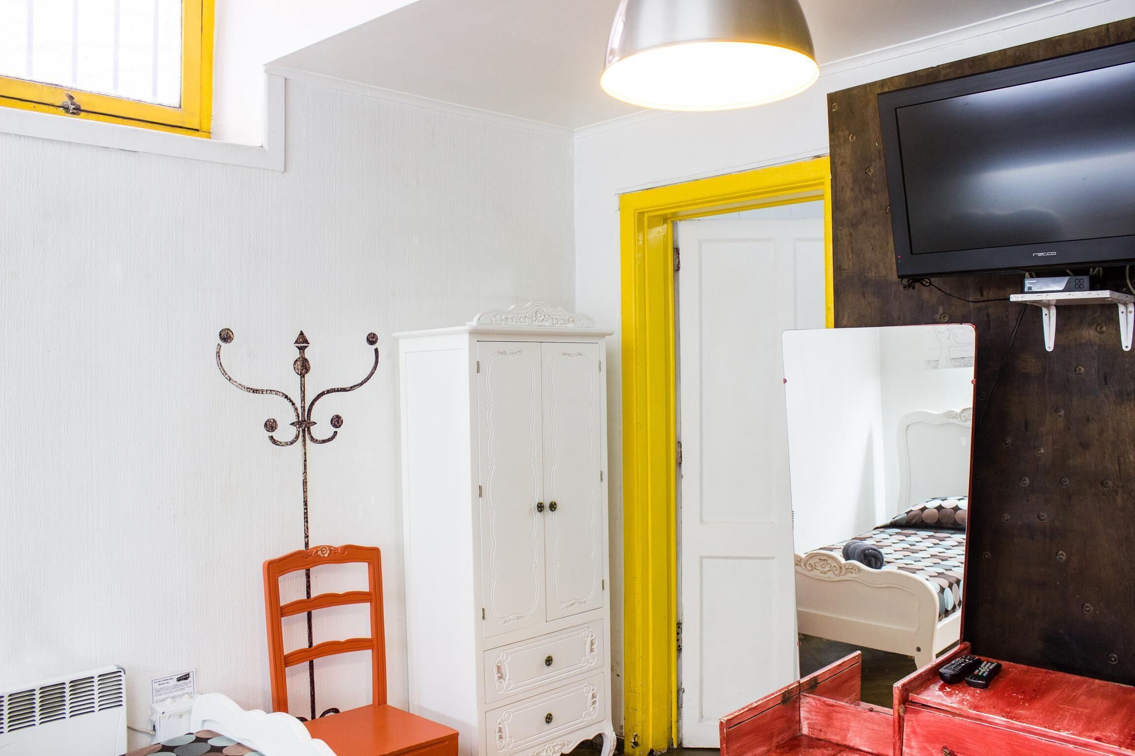 Espacio para trabajar con laptop, wifi gratis y ropa de cama 