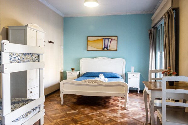 Espacio para trabajar con laptop, wifi gratis y ropa de cama