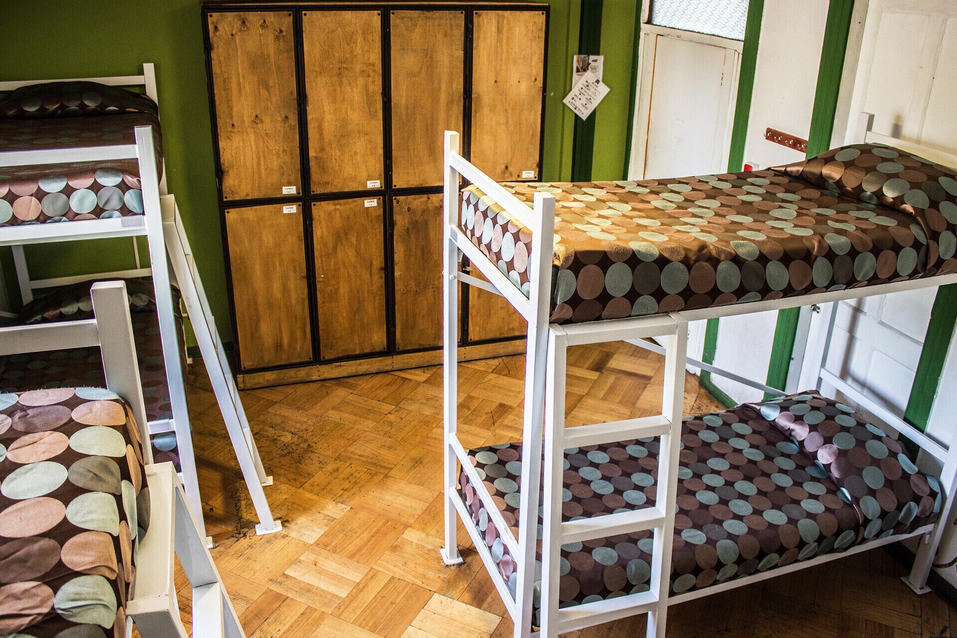 Espacio para trabajar con laptop, wifi gratis y ropa de cama 