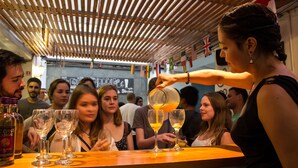 A bar setting with a wooden ceiling and flags. - Hostal Providencia - Hostel (Santiago)