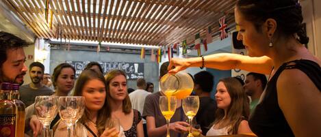 Un bar avec un plafond en bois et des drapeaux.