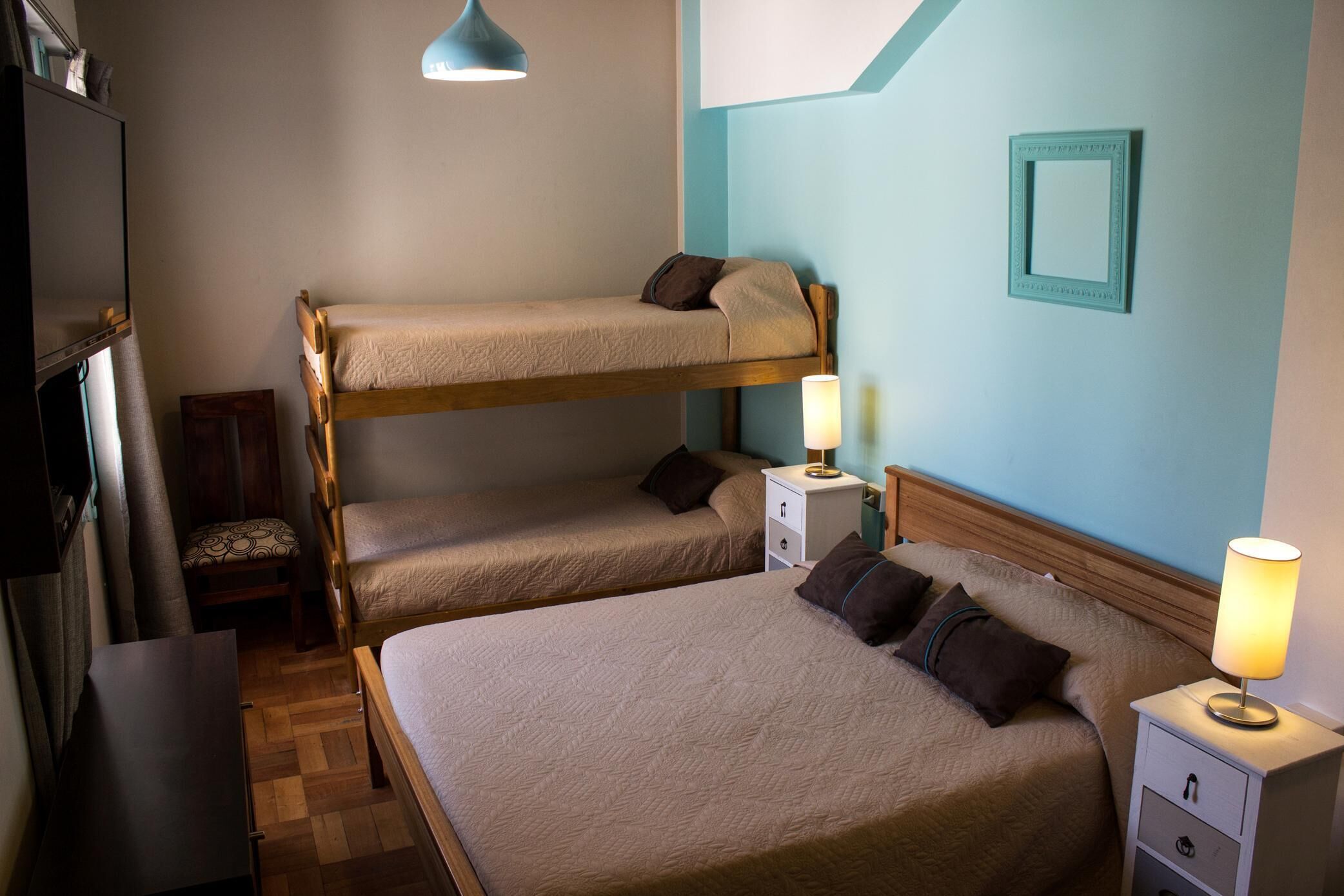 Espacio para trabajar con laptop, wifi gratis y ropa de cama 