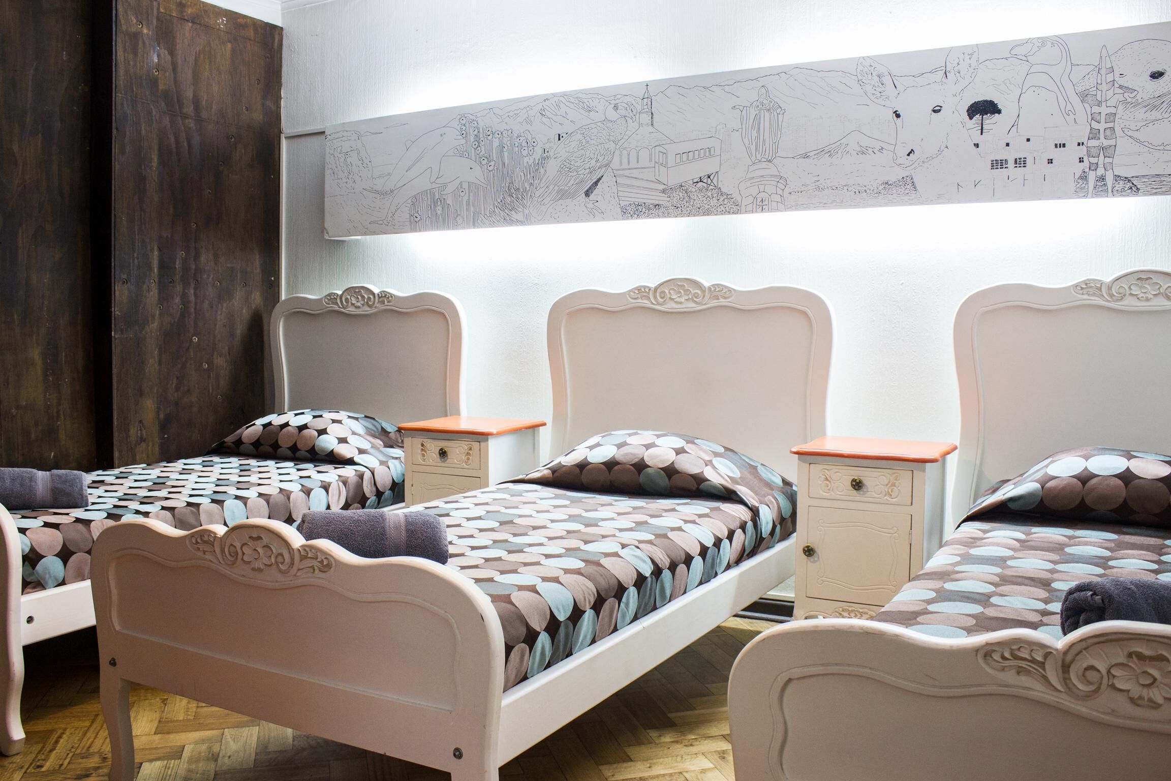 Espacio para trabajar con laptop, wifi gratis y ropa de cama 
