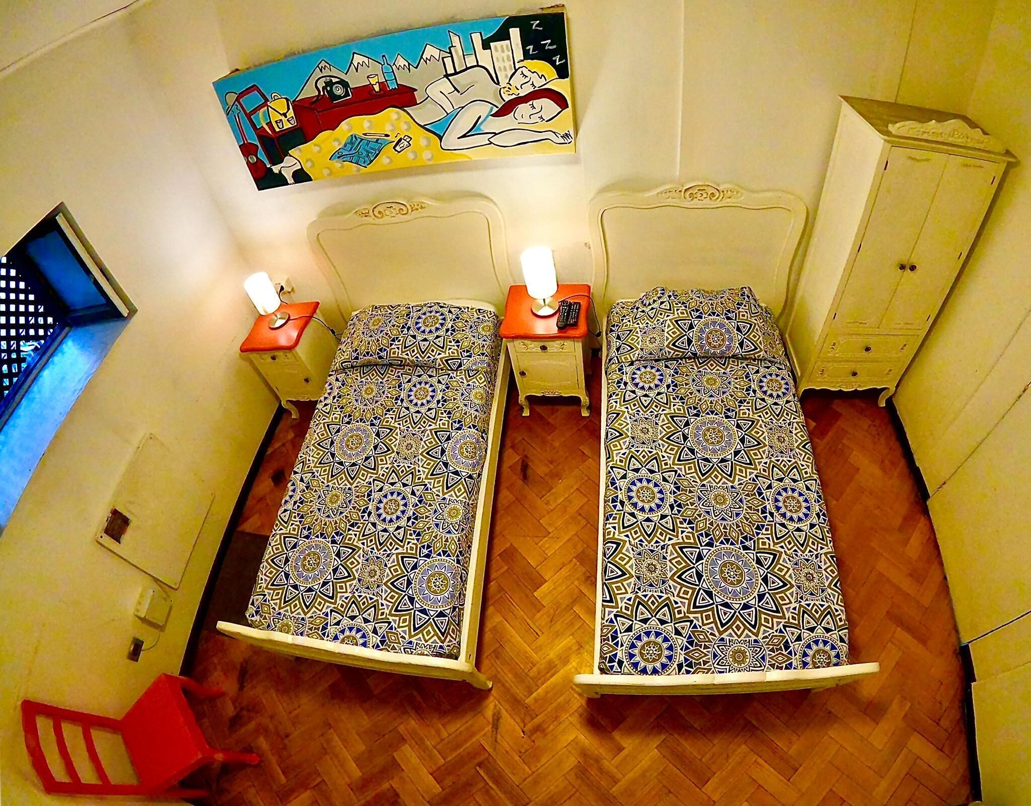 Espacio para trabajar con laptop, wifi gratis y ropa de cama 