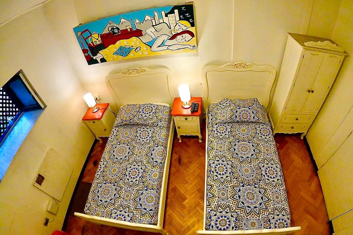 Espacio para trabajar con laptop, wifi gratis y ropa de cama