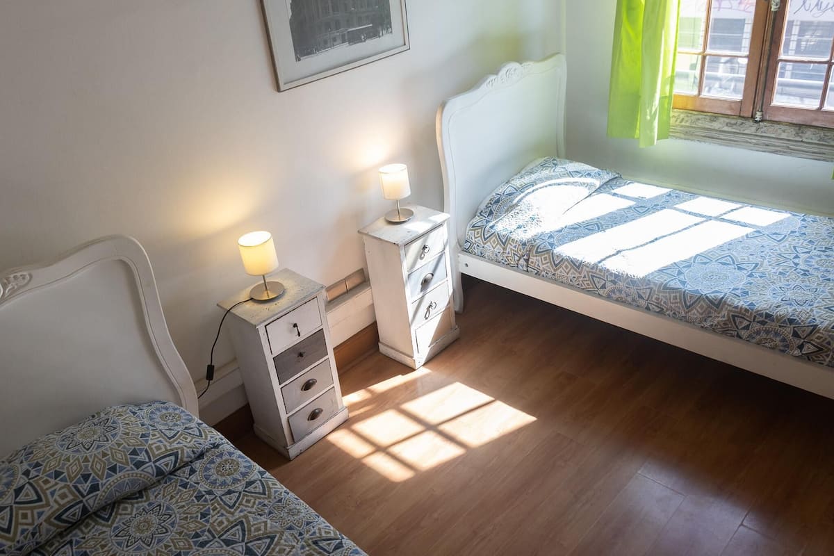 Espacio para trabajar con laptop, wifi gratis y ropa de cama