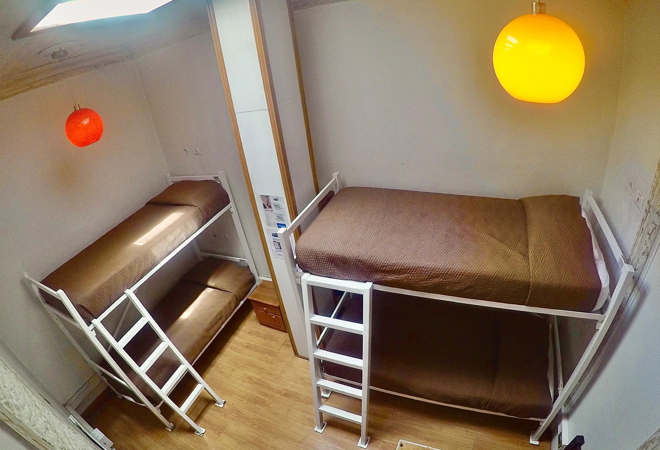 Espacio para trabajar con laptop, wifi gratis y ropa de cama 