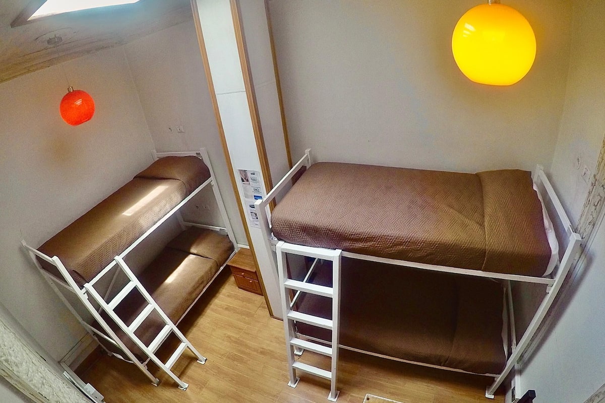 Espacio para trabajar con laptop, wifi gratis y ropa de cama