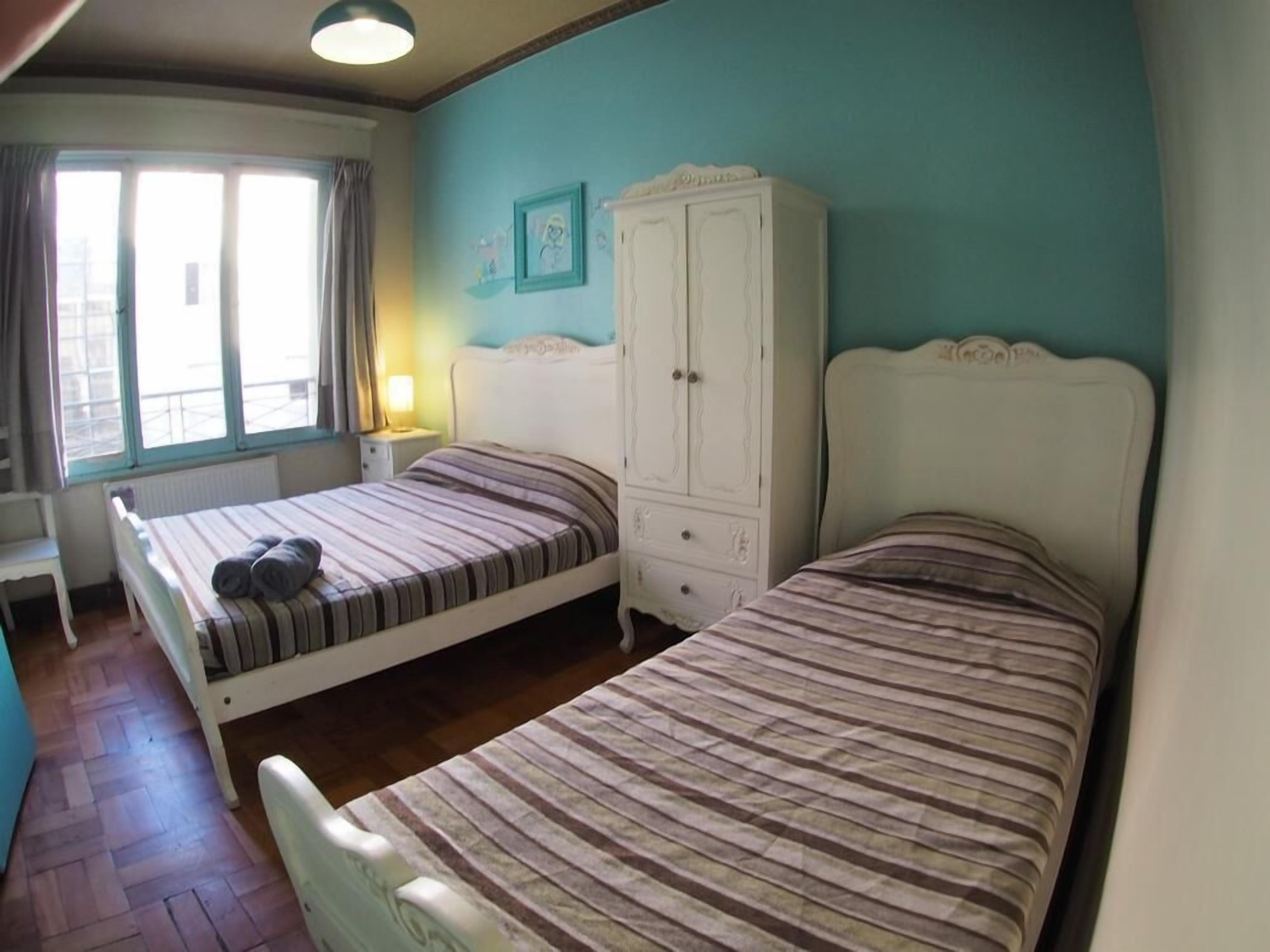 Espacio para trabajar con laptop, wifi gratis y ropa de cama 