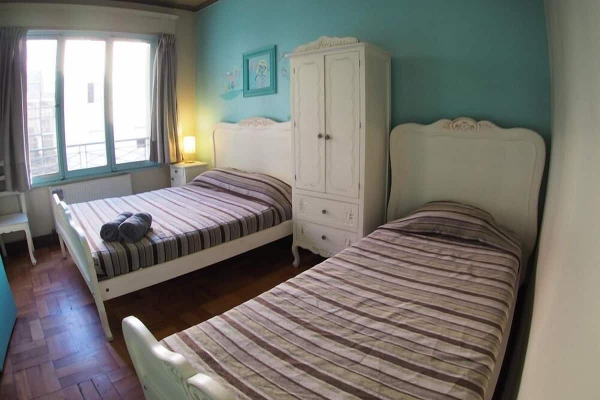 Espacio para trabajar con laptop, wifi gratis y ropa de cama