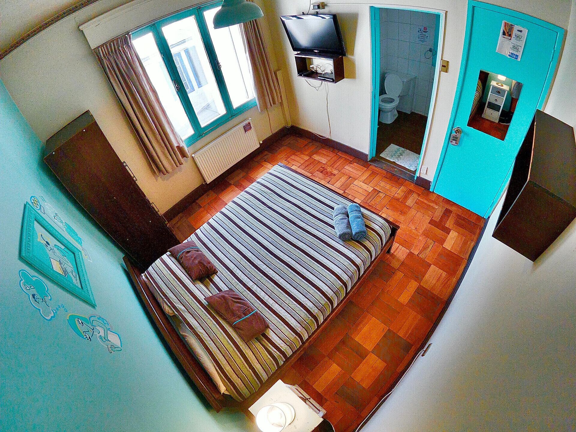 Espacio para trabajar con laptop, wifi gratis y ropa de cama 