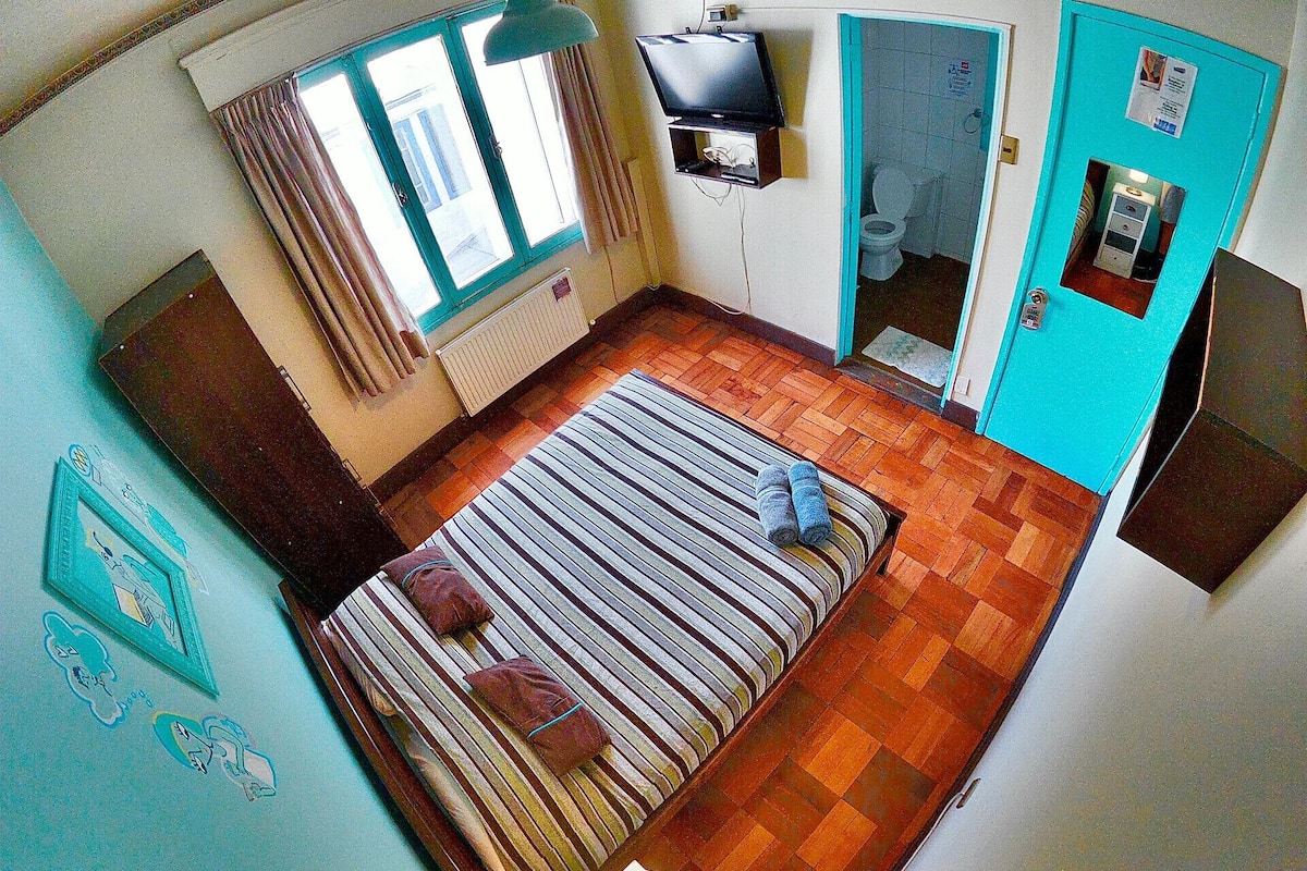 Espacio para trabajar con laptop, wifi gratis y ropa de cama