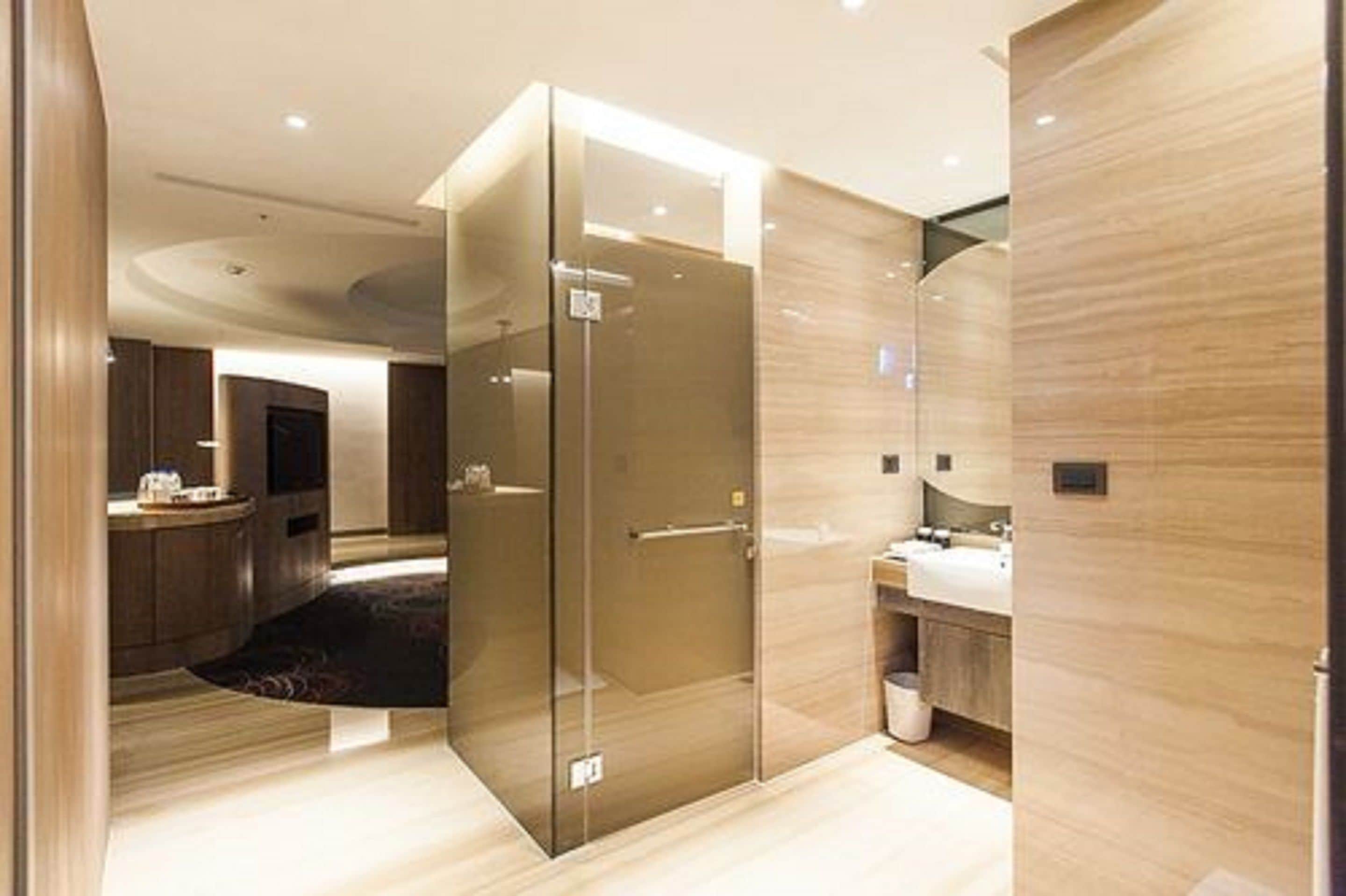 premier suite, mezzanine | premium bedding, down duvets, in-room safe, desk