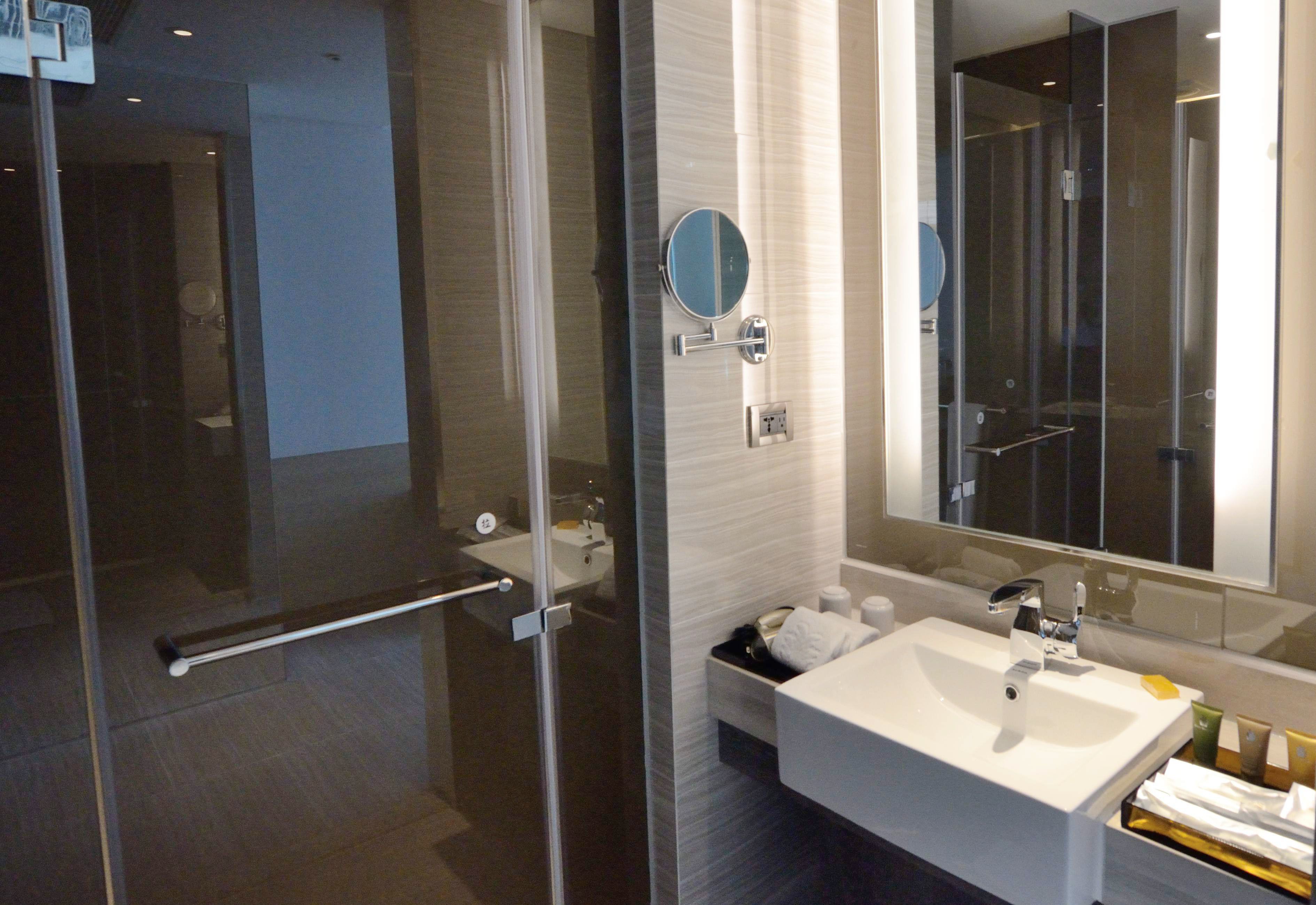 executive suite (xxx executive suite xxx) | bathroom | shower, rainfall showerhead, free toiletries, hair dryer