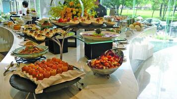 Daily buffet breakfast for a fee