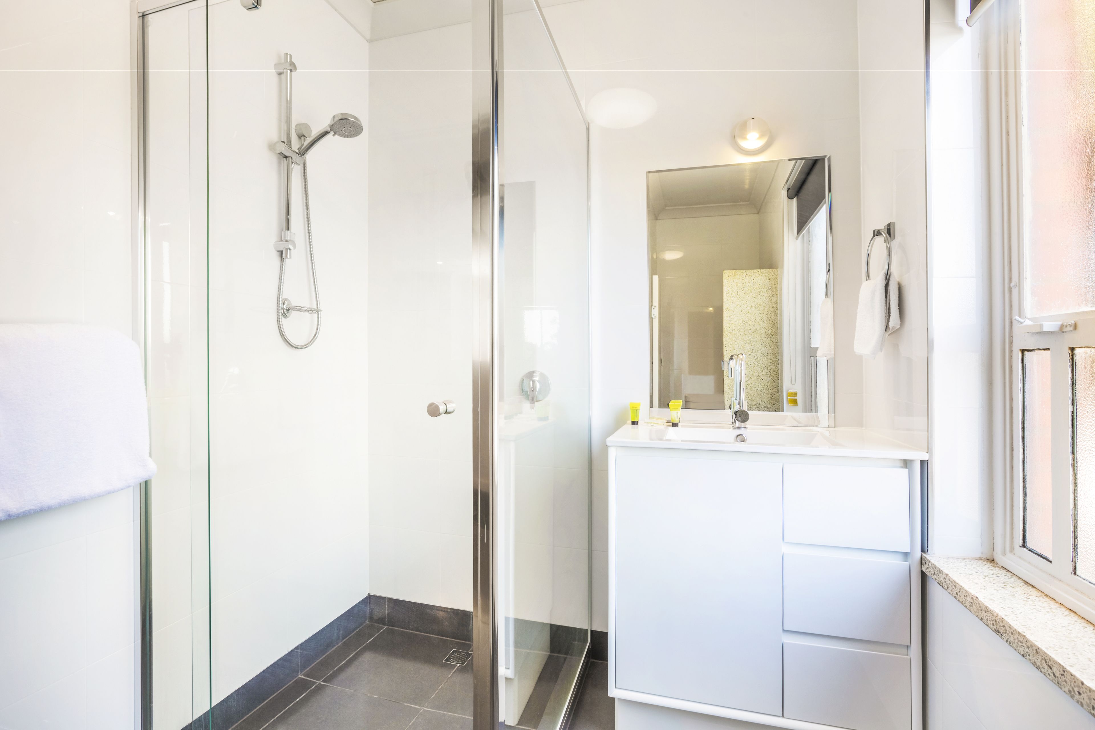 apartment, 2 bedrooms | bathroom | shower, free toiletries, towels