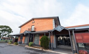 Property entrance - Nightcap at Rose & Crown Hotel (Elizabeth South)