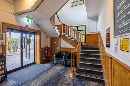 Escaleras. Nightcap at Rose & Crown Hotel