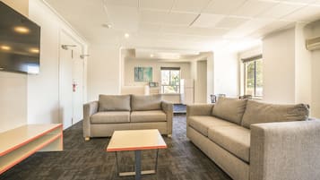 Apartament, 2 dormitoris | Sala d'estar | Televisor