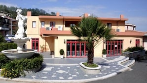 Unclassified image, 2 of 23, button - Hotel Castelmonardo (Filadelfia)