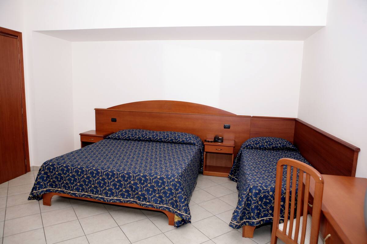 Triple Room | In-room safe, desk, iron/ironing board (on request), WiFi (free)