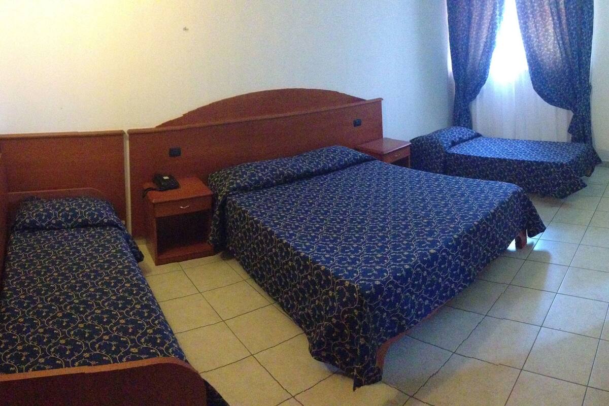 Quadruple Room | In-room safe, desk, iron/ironing board (on request), WiFi (free)