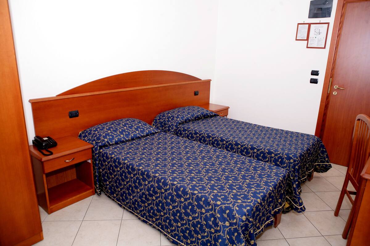 Single Room | In-room safe, desk, iron/ironing board (on request), WiFi (free)
