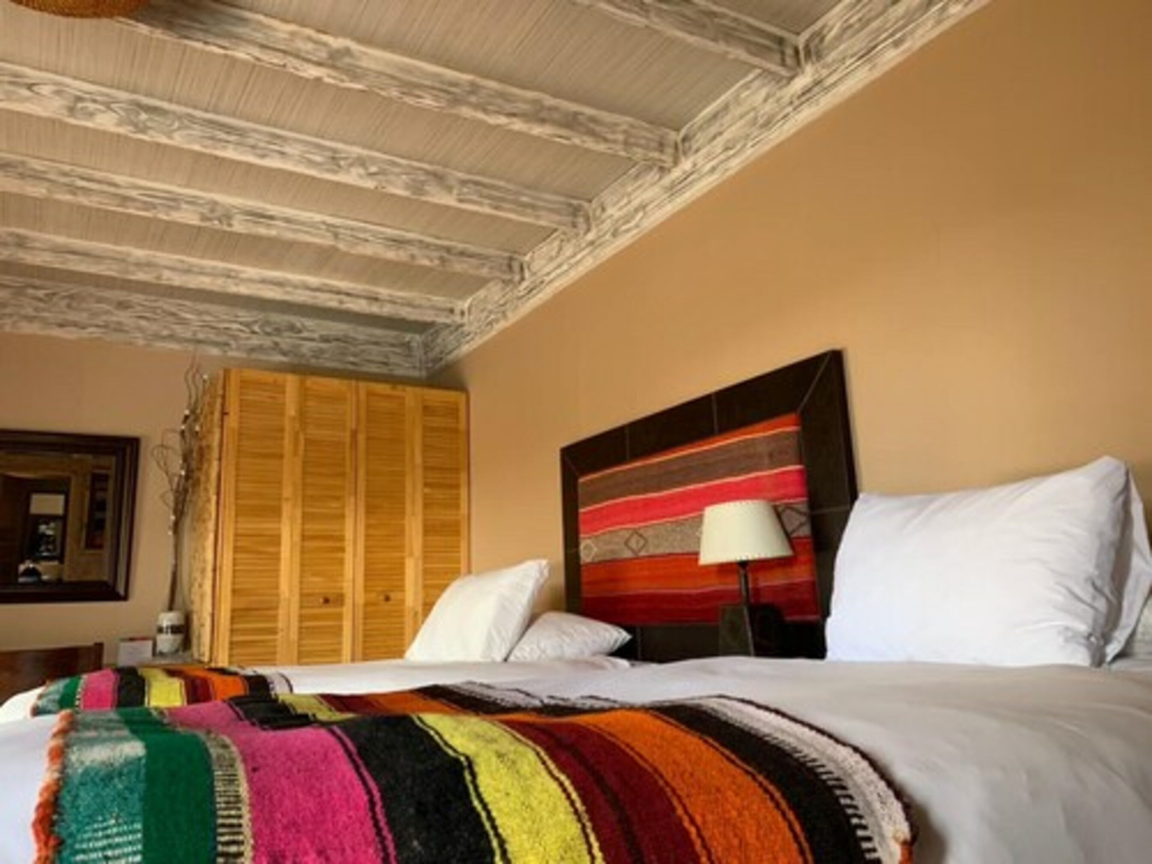 deluxe twin room | minibar, in-room safe, individually decorated, individually furnished