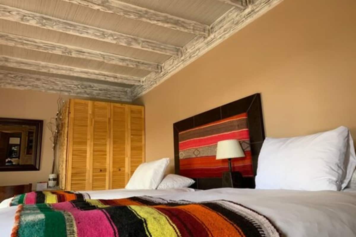 deluxe twin room | minibar, in-room safe, individually decorated, individually furnished