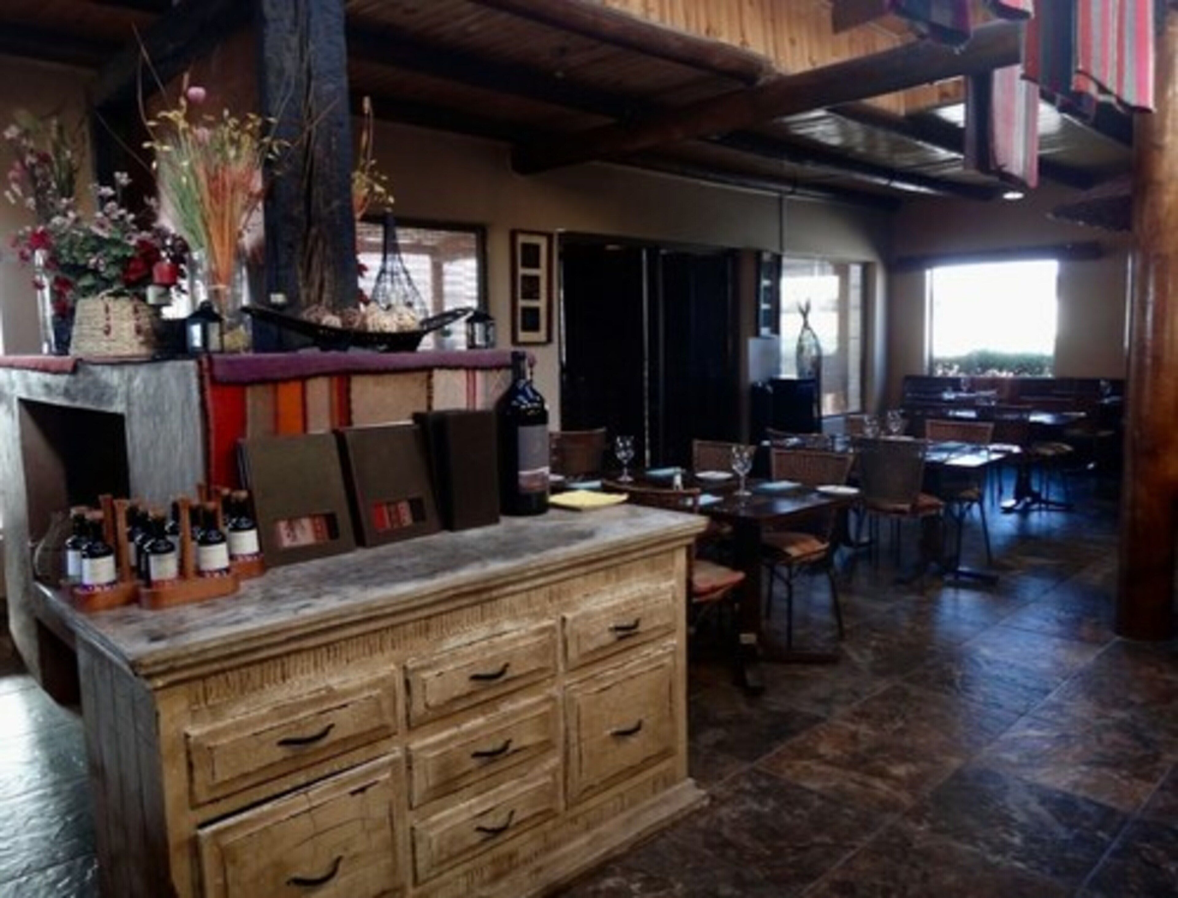 lunch and dinner served, international cuisine