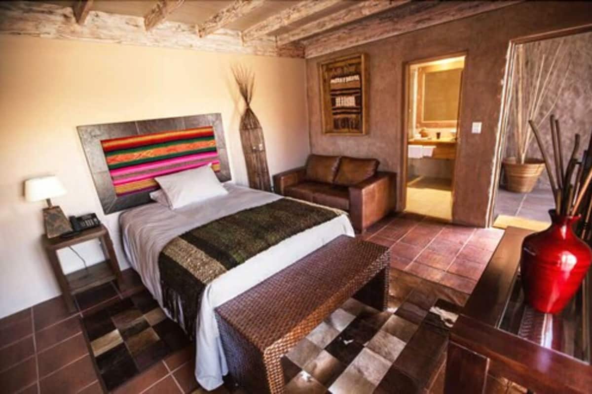 single room | minibar, in-room safe, individually decorated, individually furnished