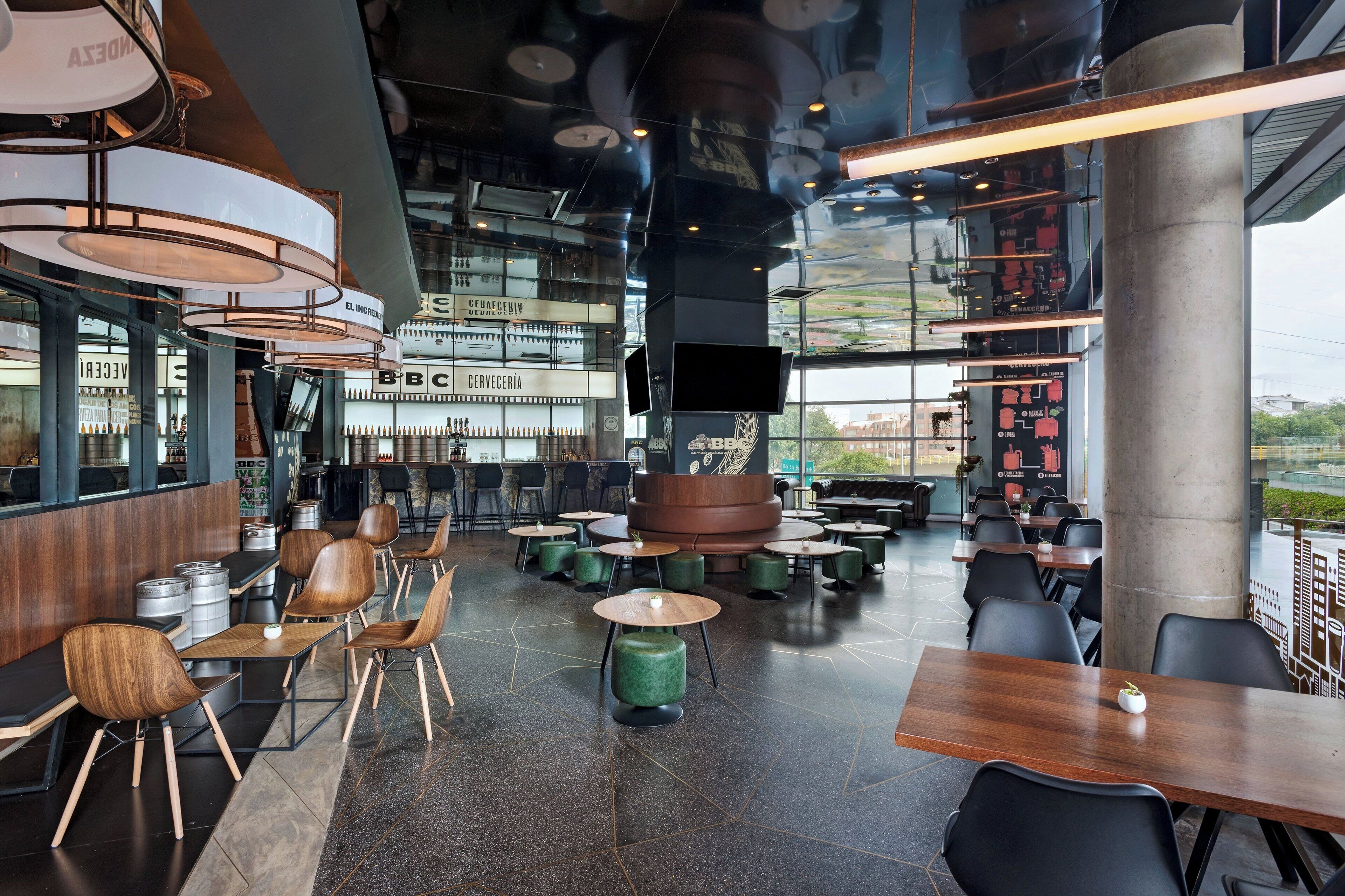 2 restaurants, lunch, dinner served; international cuisine