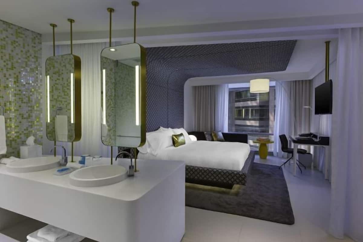 Ropa de cama de alta calidad, cubrecamas y minibar